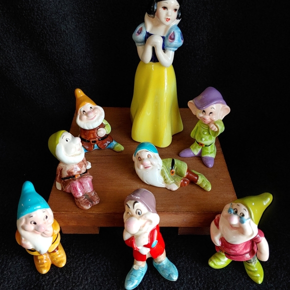 Disney Set Snow White Seven Drawfs Pottery - Picture 1 of 14